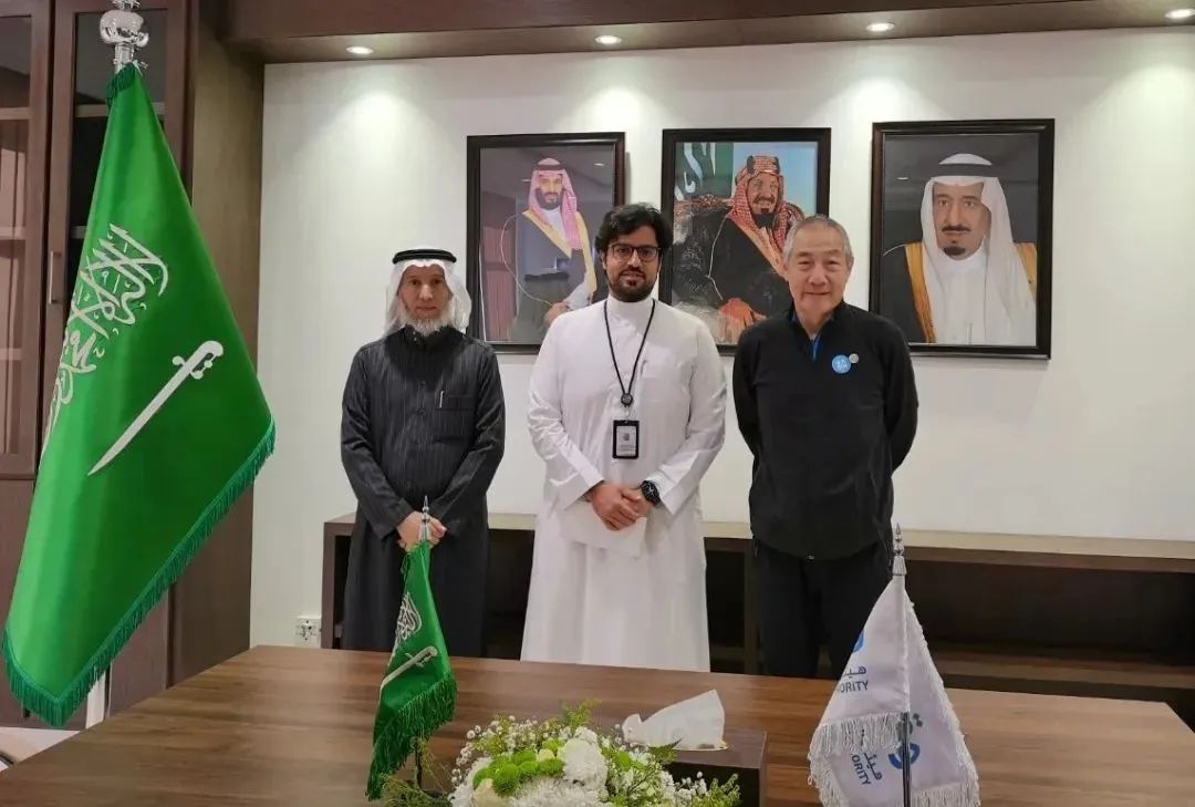 2汪建(右)与公共卫生局局长 Dr. Abdullah Algwizani(中).jpg 2汪建(右)与公共卫生局局长 Dr. Abdullah Algwizani(中).jpg
