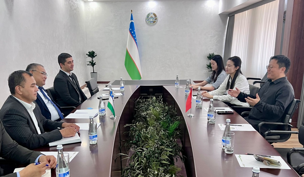 尹烨拜会乌兹别克斯坦乌农业部长Ibrokhim Abdurakhmonov.png 尹烨拜会乌兹别克斯坦乌农业部长Ibrokhim Abdurakhmonov.png