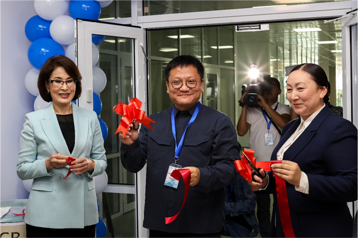 尹烨与哈总统科技创新事务顾问Kunsulu Zakariya（右）、卫生部长Akmaral Alnazarova（左）共同为阿斯塔纳基因中心（Astana Genetic Center）剪彩.png