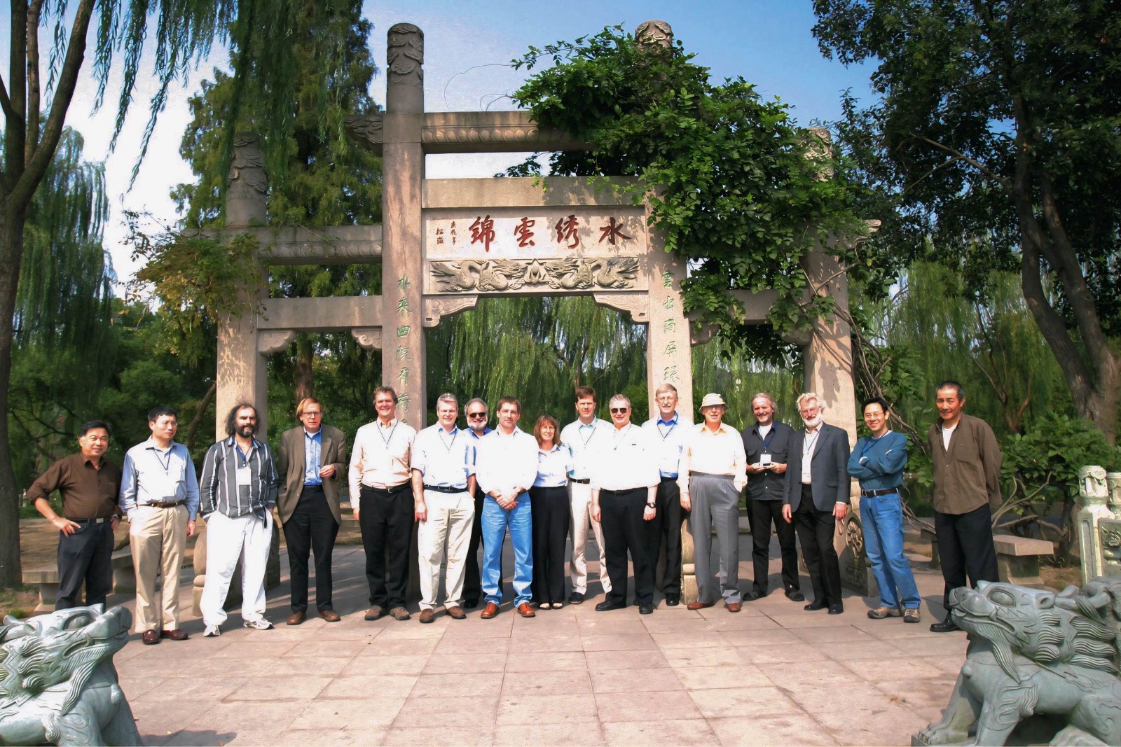 2006年首届ICG,两位诺贝尔奖得主,“国际人类基因组计划”主要负责人,各国基因组学界领军人物在杭州西湖合影。.jpg 2006年首届ICG,两位诺贝尔奖得主,“国际人类基因组计划”主要负责人,各国基因组学界领军人物在杭州西湖合影。.jpg