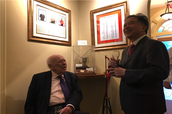 沃森教授出席华大诺贝尔奖得主档案馆剪彩.jpg